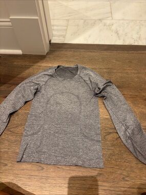Women’s long sleeve Lululemon gray athletic top